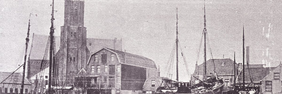 Scheepswerf aan de Noordgeer, aan de achterzijde van de Olivierstraat, met vissersschepen en Groote Kerk. Links de KW169, Aleida.
